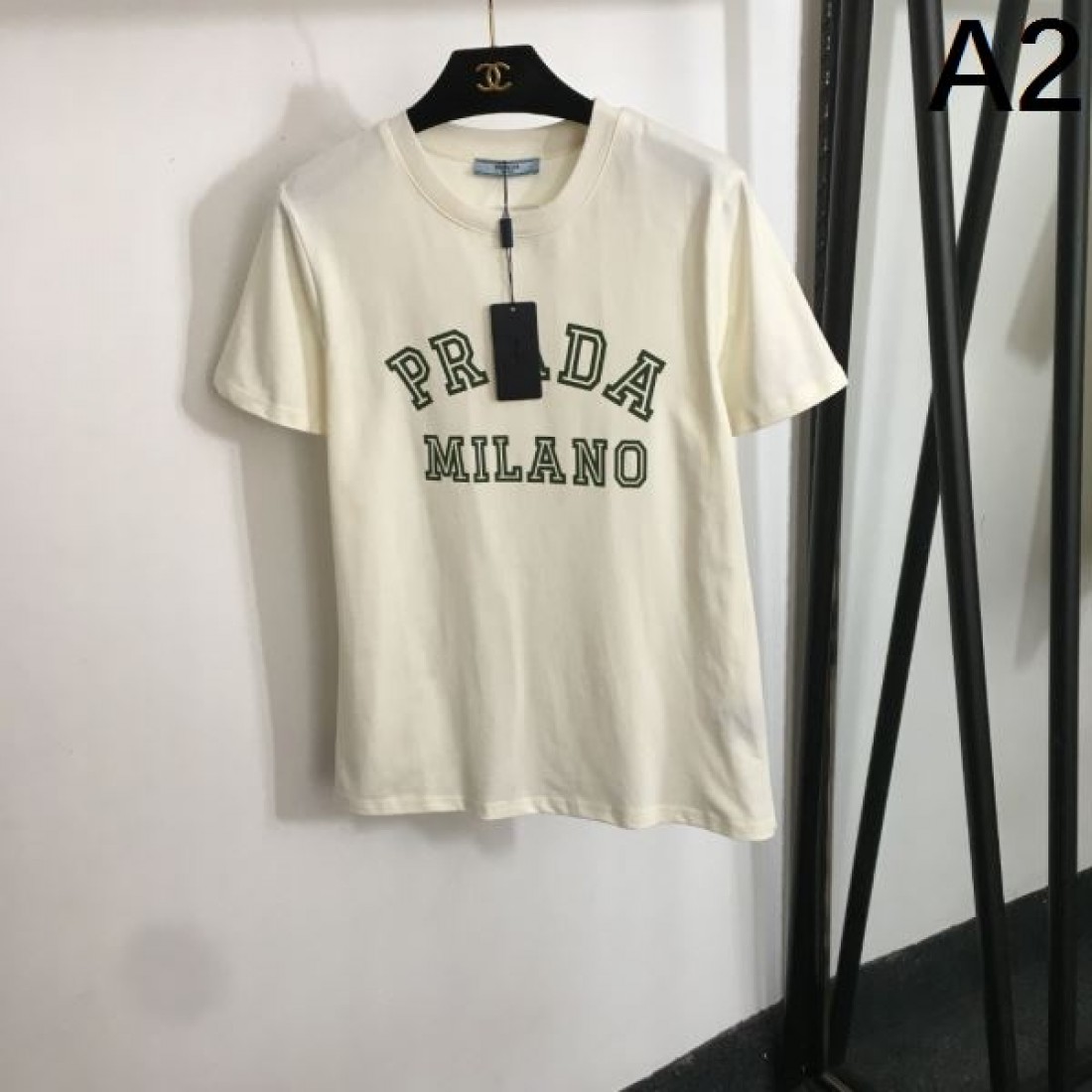  PRADA プラダ スーパーコピー 半袖Tシャツ クラシカルで柔らかな印象