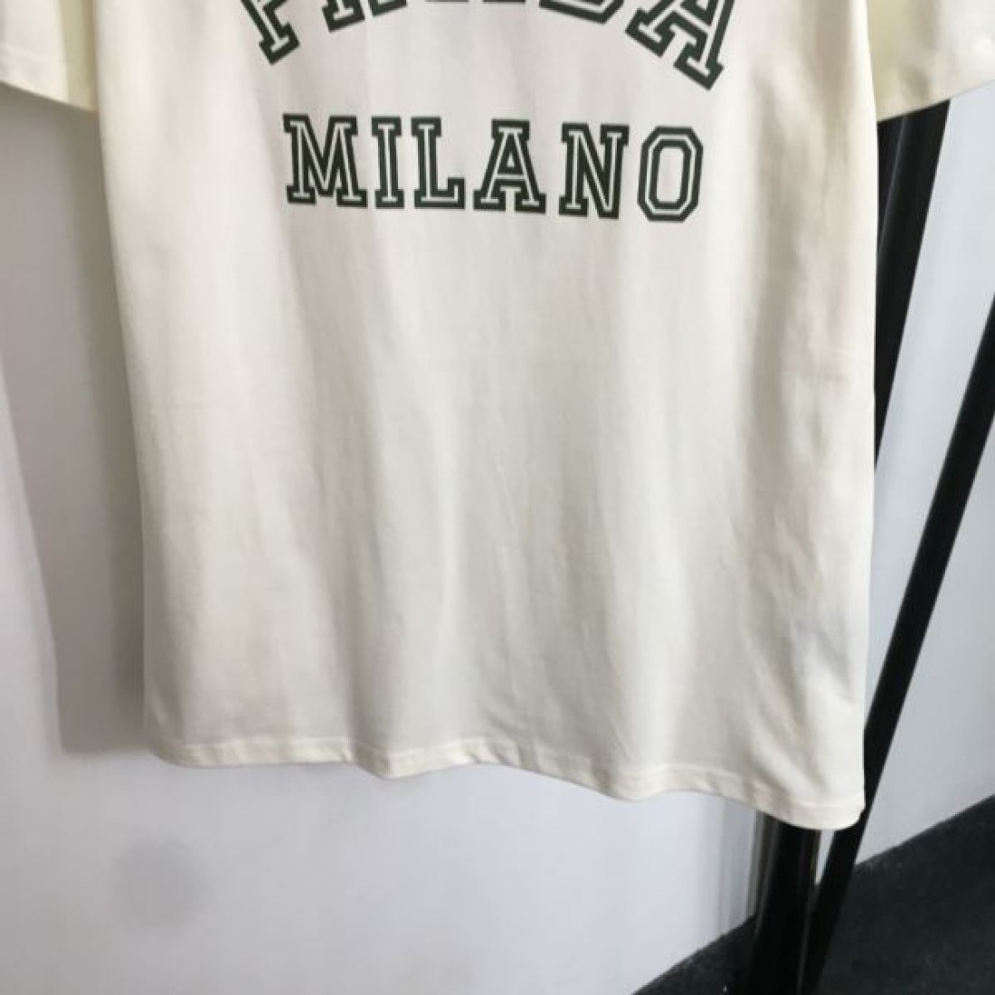  PRADA プラダ スーパーコピー 半袖Tシャツ クラシカルで柔らかな印象