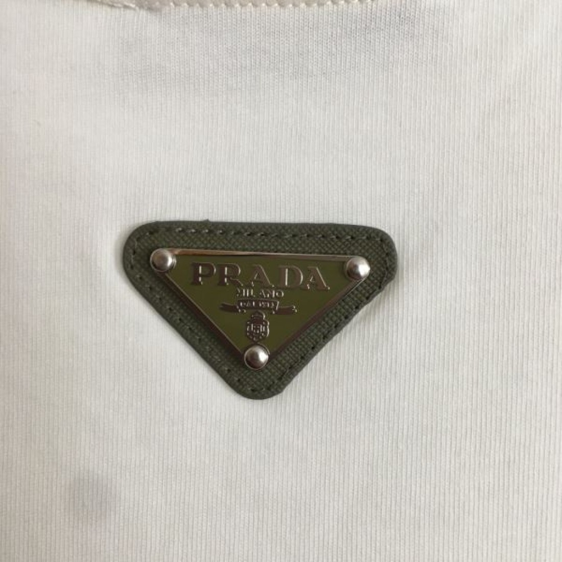  PRADA プラダ スーパーコピー 半袖Tシャツ クラシカルで柔らかな印象