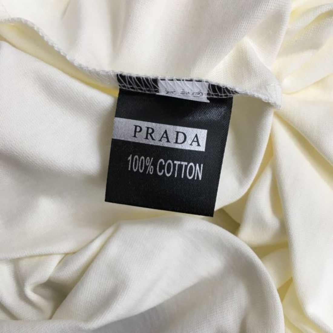  PRADA プラダ スーパーコピー 半袖Tシャツ クラシカルで柔らかな印象