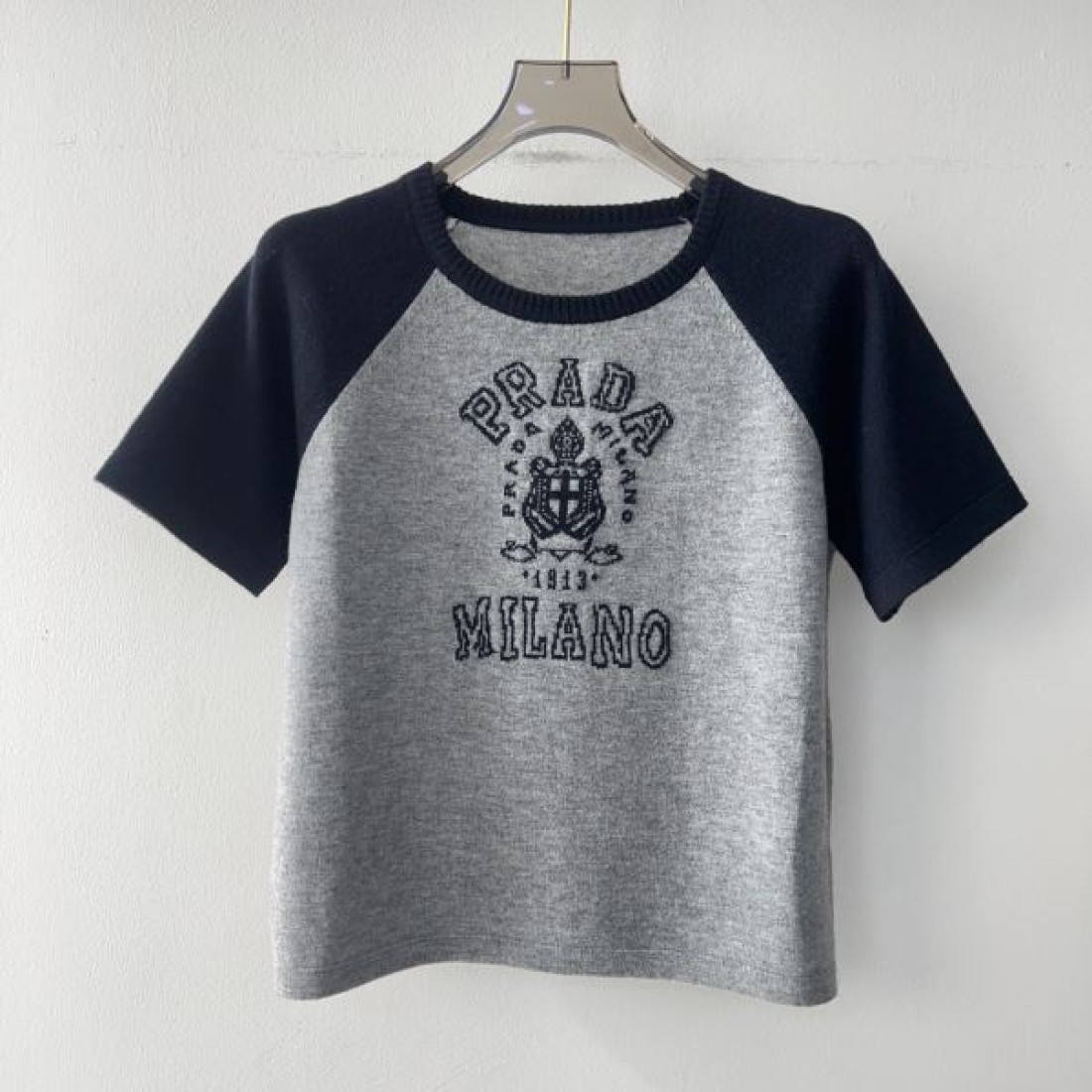 モダンで知的な雰囲気の PRADA プラダ スーパーコピー 半袖Tシャツ