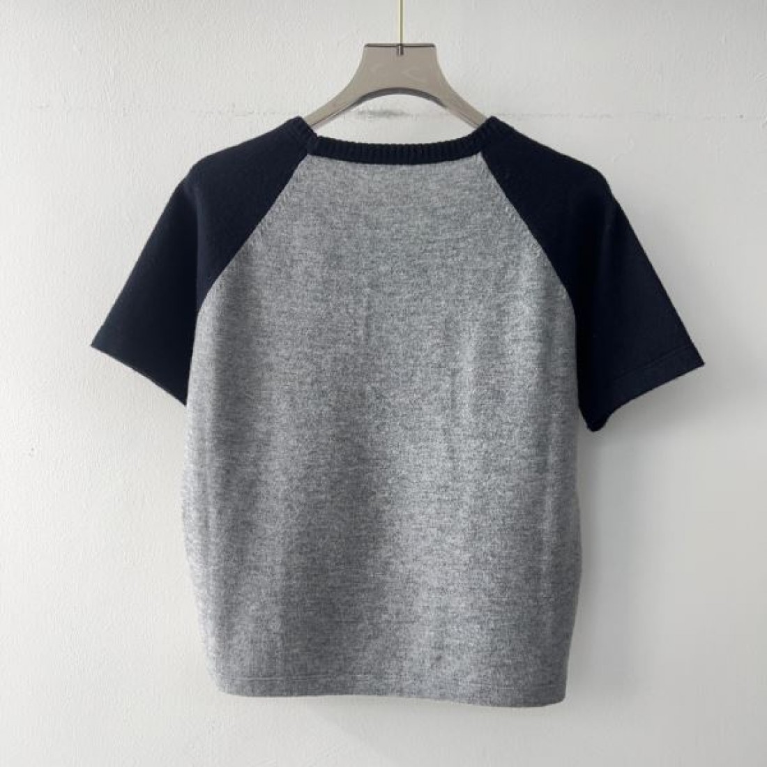モダンで知的な雰囲気の PRADA プラダ スーパーコピー 半袖Tシャツ