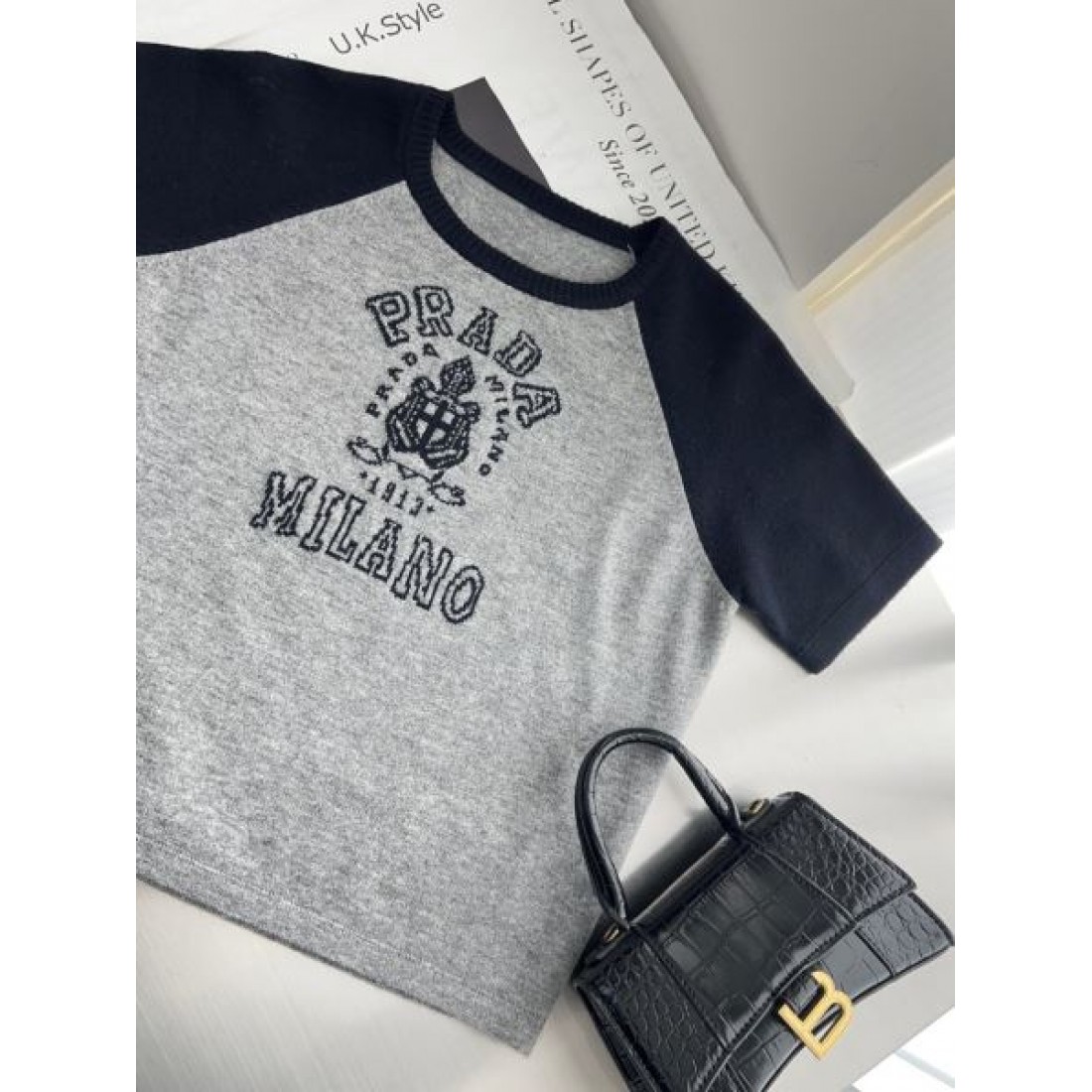 モダンで知的な雰囲気の PRADA プラダ スーパーコピー 半袖Tシャツ