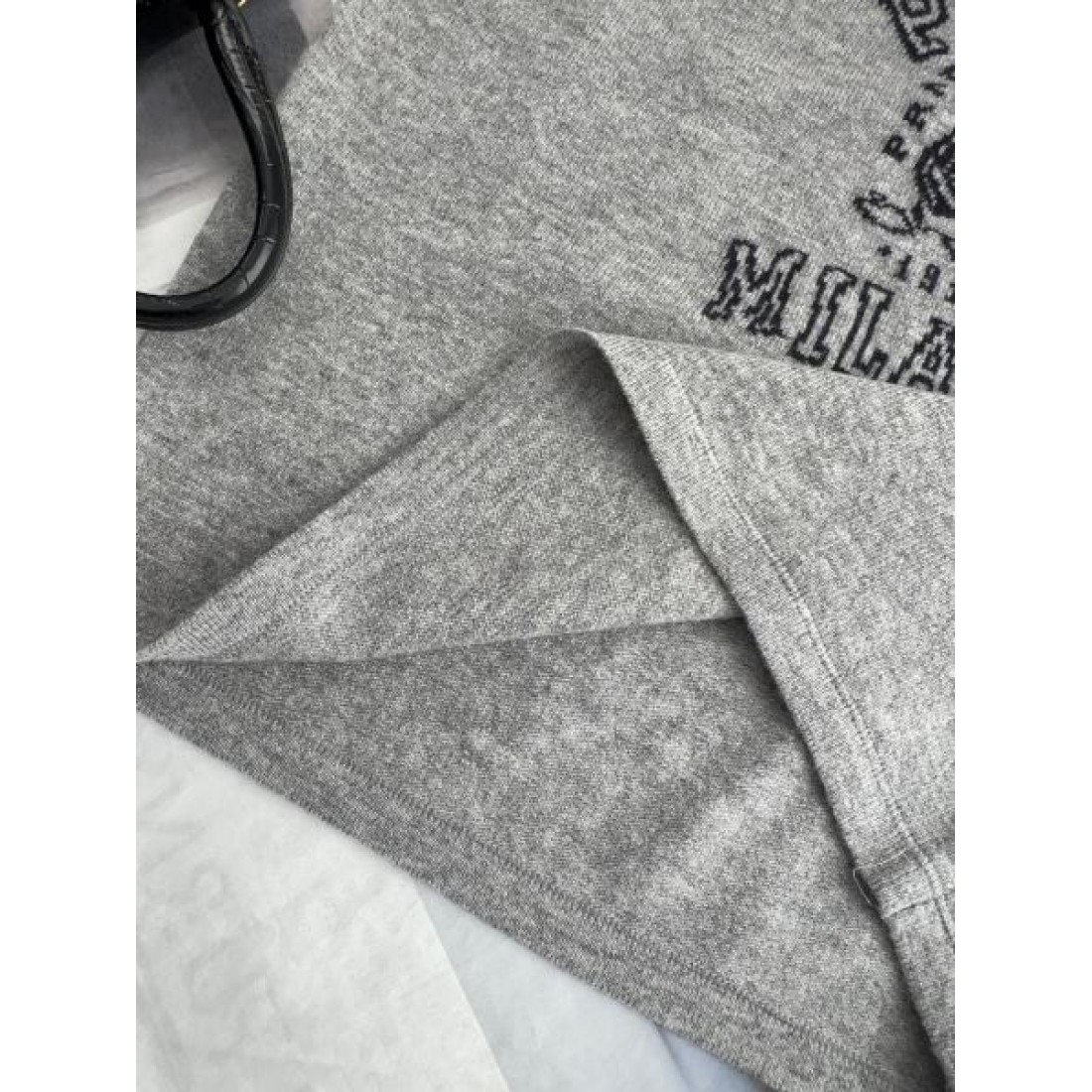 モダンで知的な雰囲気の PRADA プラダ スーパーコピー 半袖Tシャツ