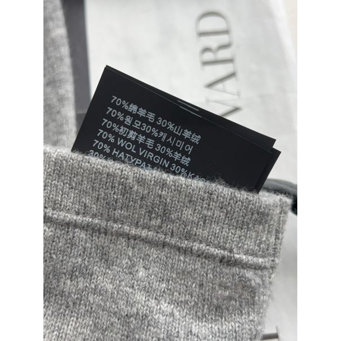 モダンで知的な雰囲気の PRADA プラダ スーパーコピー 半袖Tシャツ