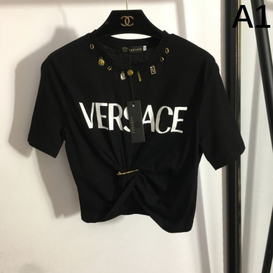 存在感のあるスタイルを叶える VERSACE ヴェルサーチェ スーパーコピー 半袖Tシャツ