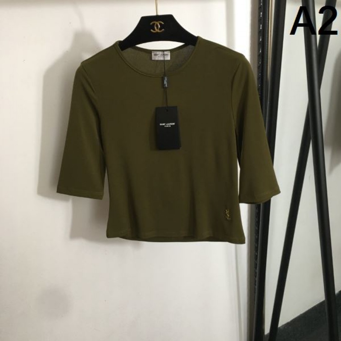 YSL イヴサンローラン スーパーコピー 半袖Tシャツ モードで都会的な魅力