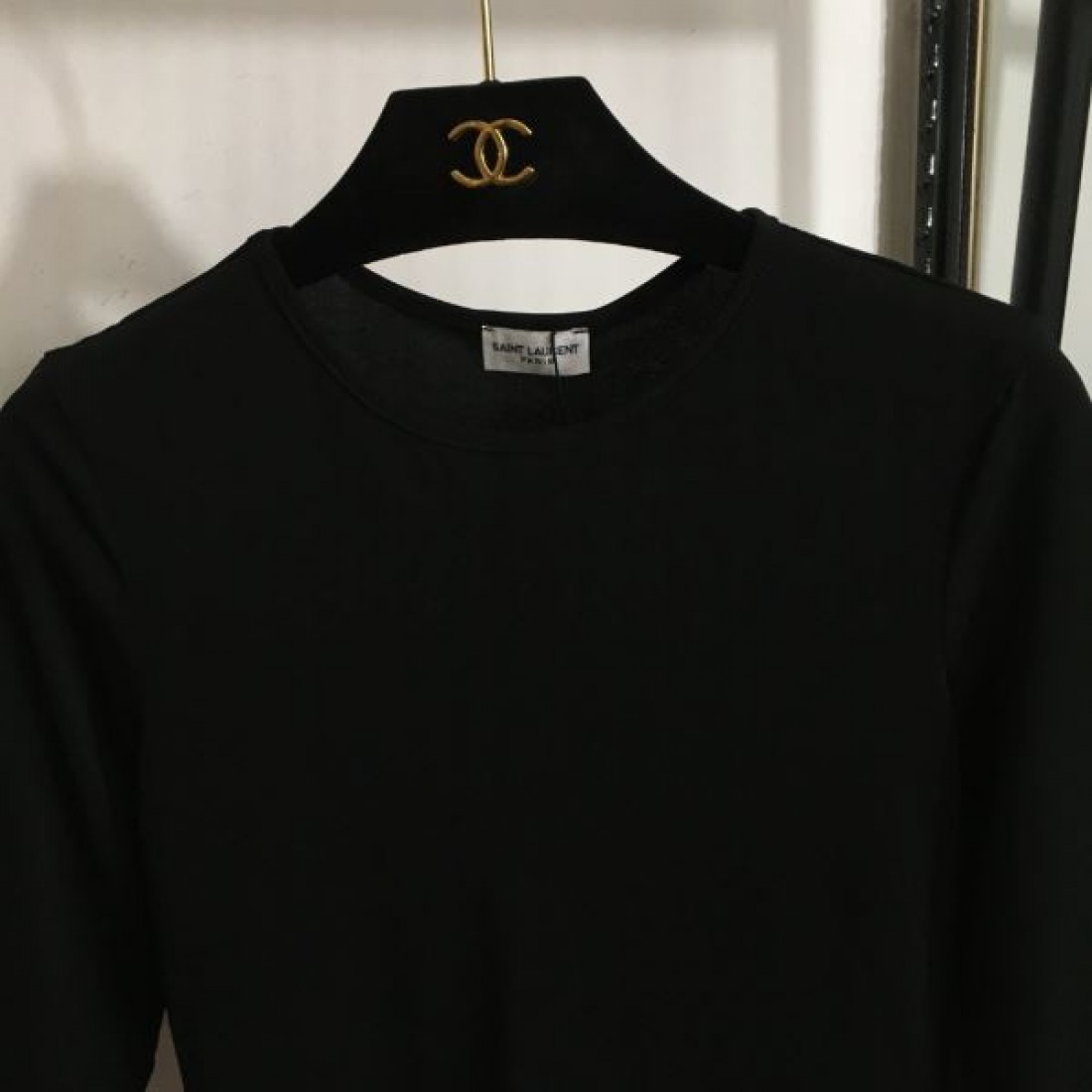 YSL イヴサンローラン スーパーコピー 半袖Tシャツ モードで都会的な魅力