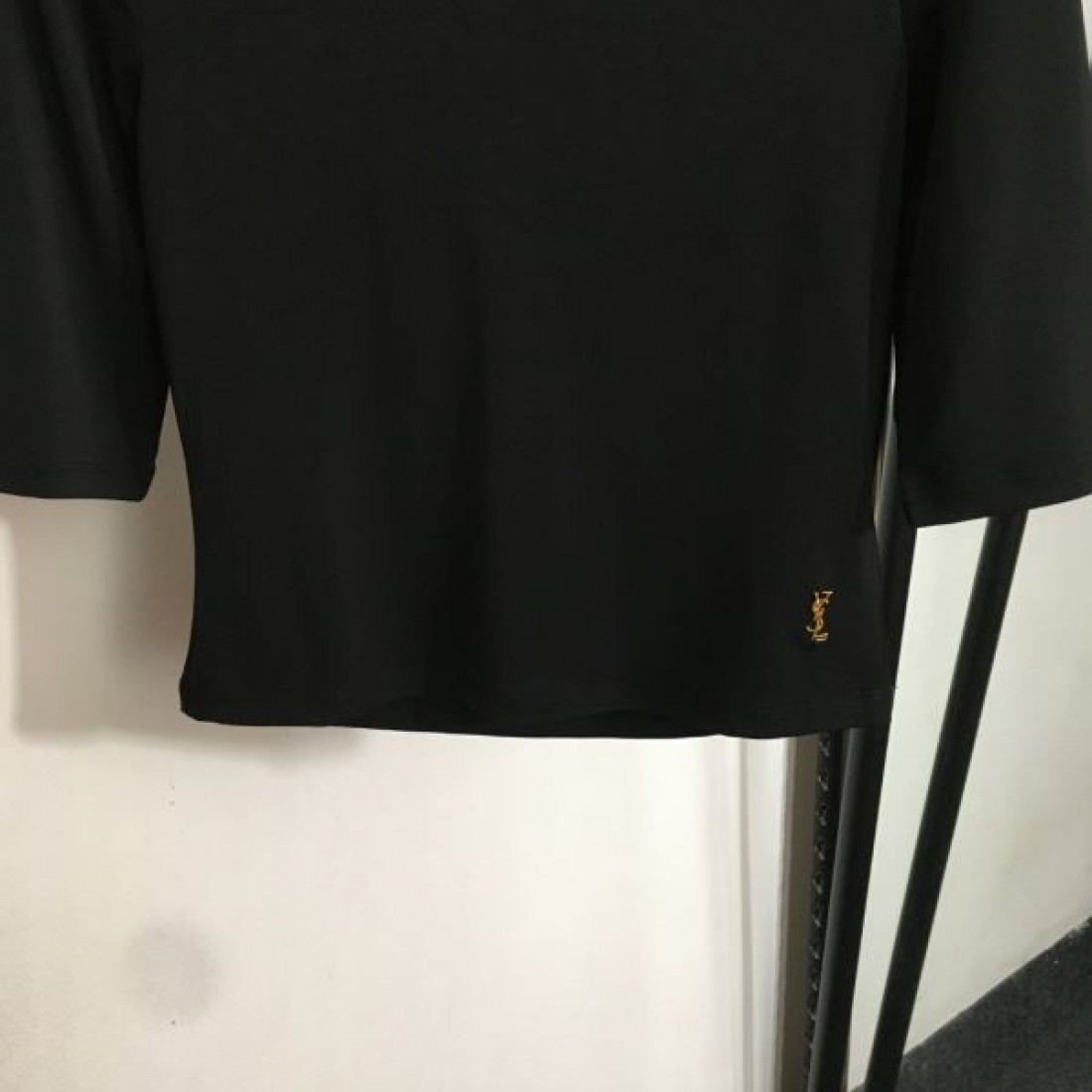 YSL イヴサンローラン スーパーコピー 半袖Tシャツ モードで都会的な魅力