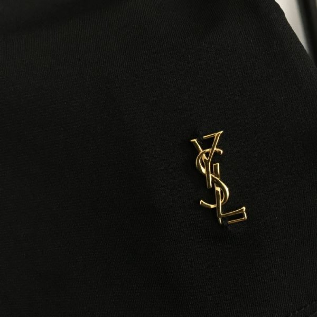 YSL イヴサンローラン スーパーコピー 半袖Tシャツ モードで都会的な魅力