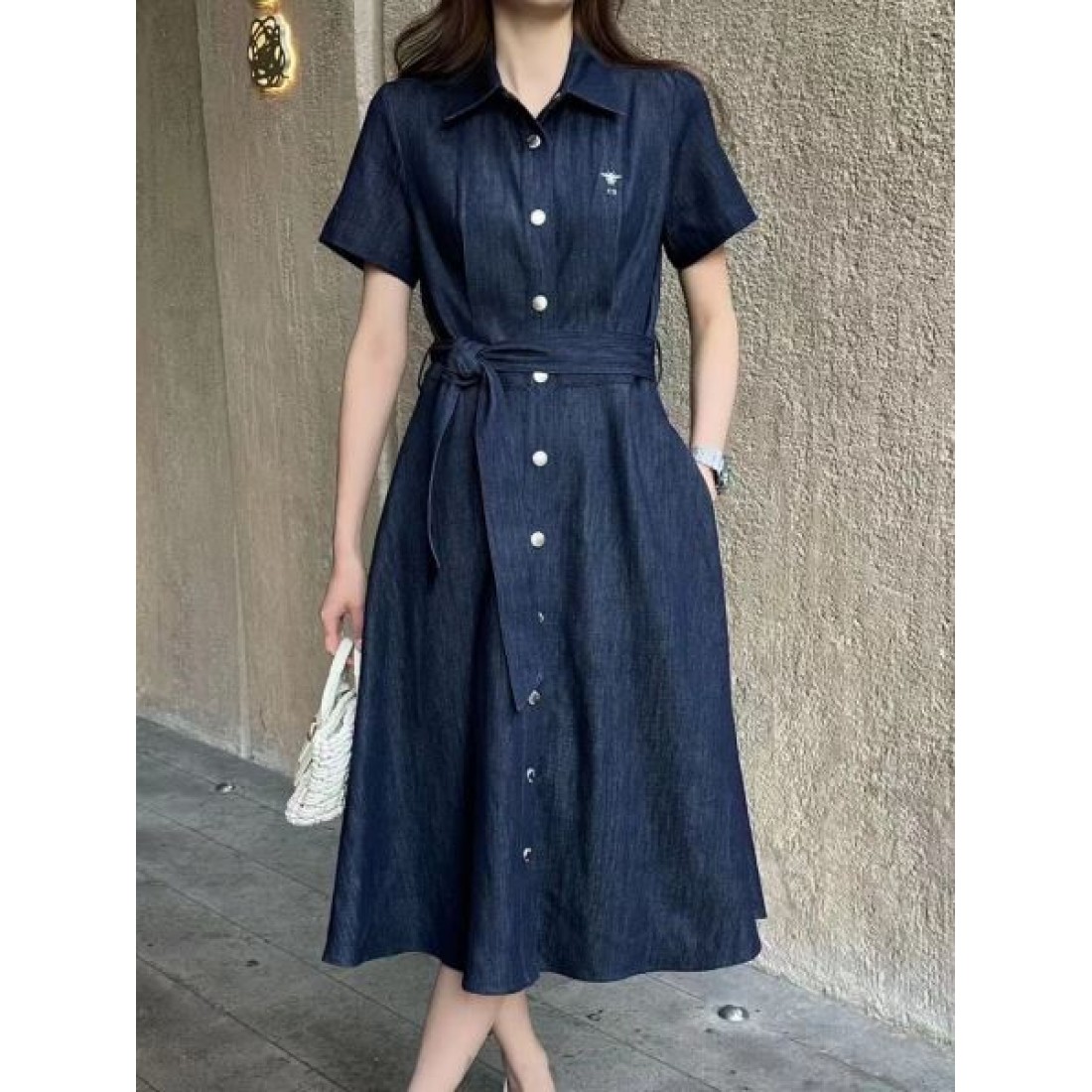 控えめで上品な佇まいの DIOR ディオール コピー ワンピース