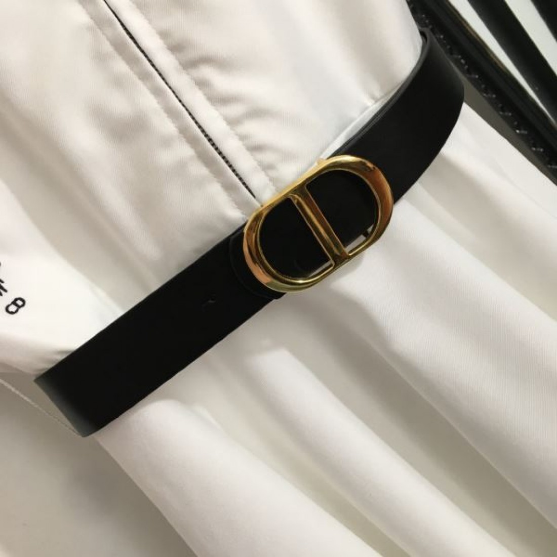 洗練されたディテールが魅力の DIOR ディオール コピー ワンピース