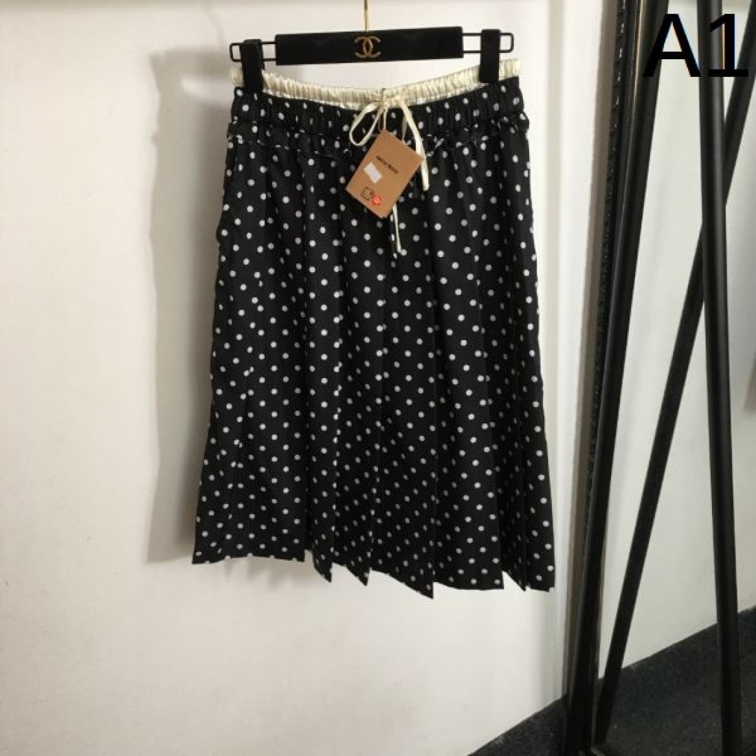 全身を引き立てる一着 MIU MIU ミュウミュウ コピー スカート 完売続出
