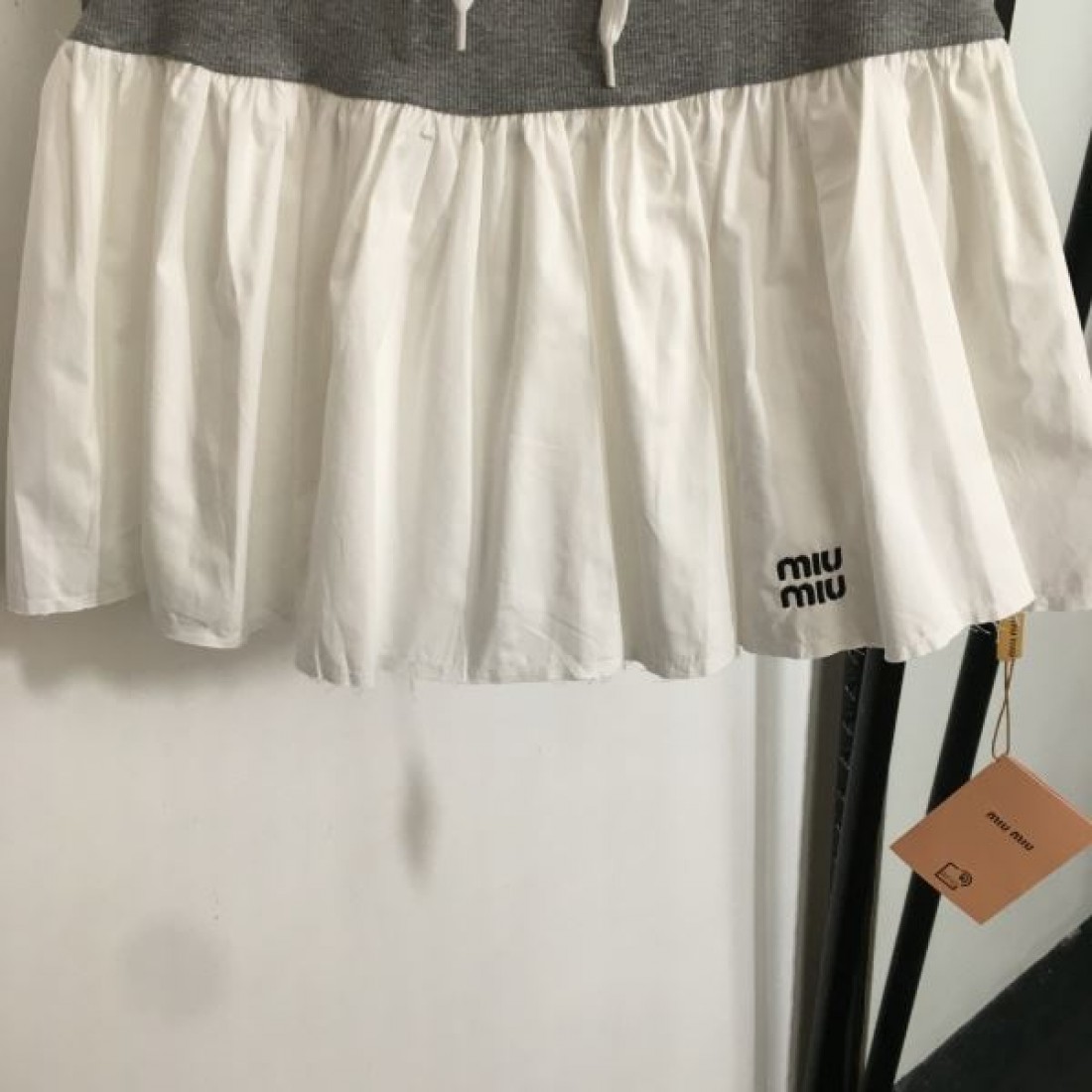 エッジの効いたデザイン MIU MIU ミュウミュウ コピー スカート ファッション性抜群