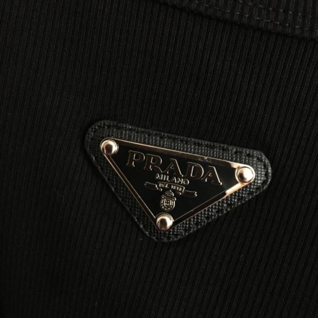 一目惚れ間違いなし PRADA プラダ コピー ワンピース 魅力的なディテール