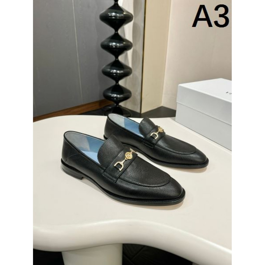 ヴィンテージ感と現代性が融合した VERSACE ヴェルサーチェコピー ビジネスシューズ