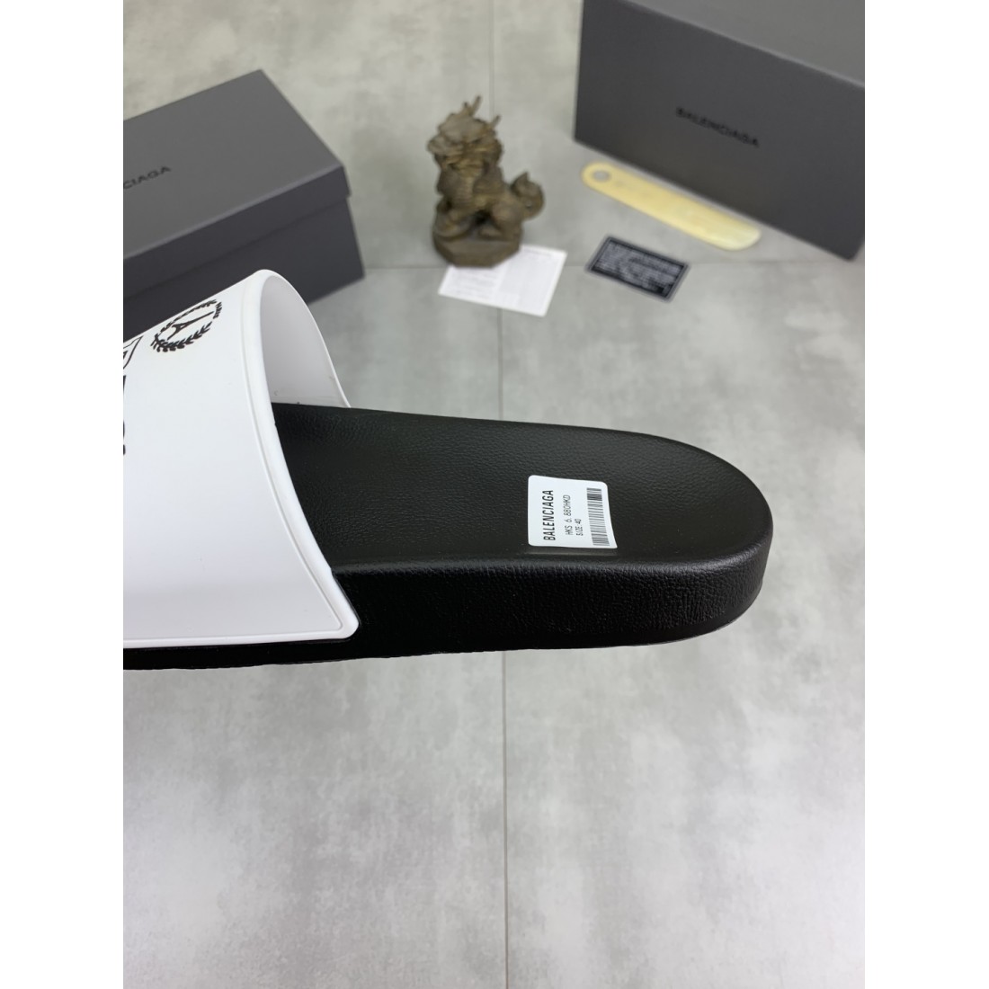 軽やかでスタイリッシュな バレンシアガ コピー サンダル BALENCIAGA 話題