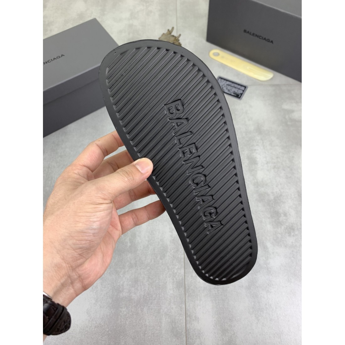 軽やかでスタイリッシュな バレンシアガ コピー サンダル BALENCIAGA 話題