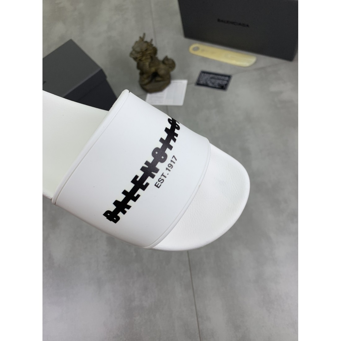 BALENCIAGA 人気の バレンシアガ コピー サンダル 上質で柔らかな履き心地
