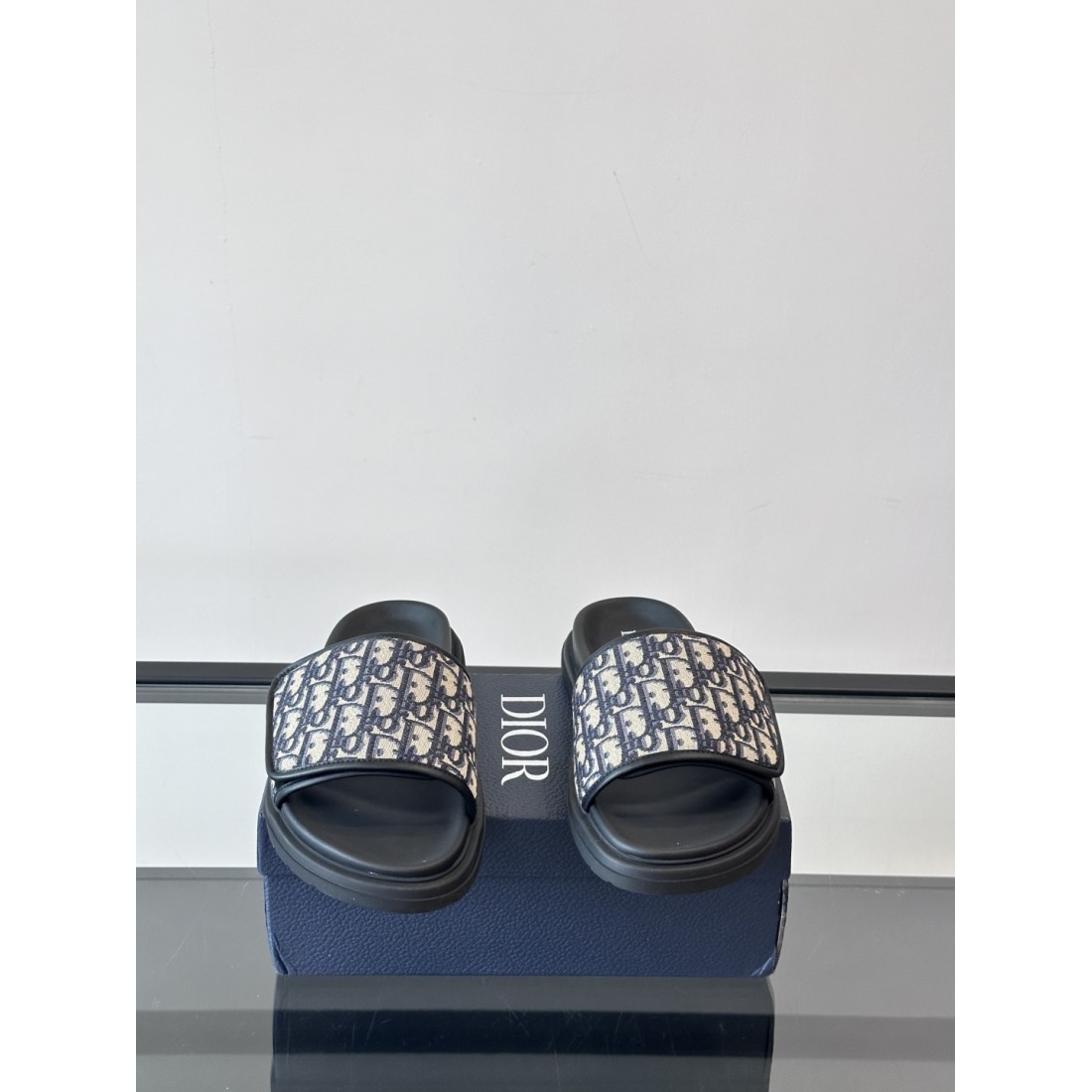 ディオール コピー サンダル DIOR 上品で華やかなデザインが魅力的