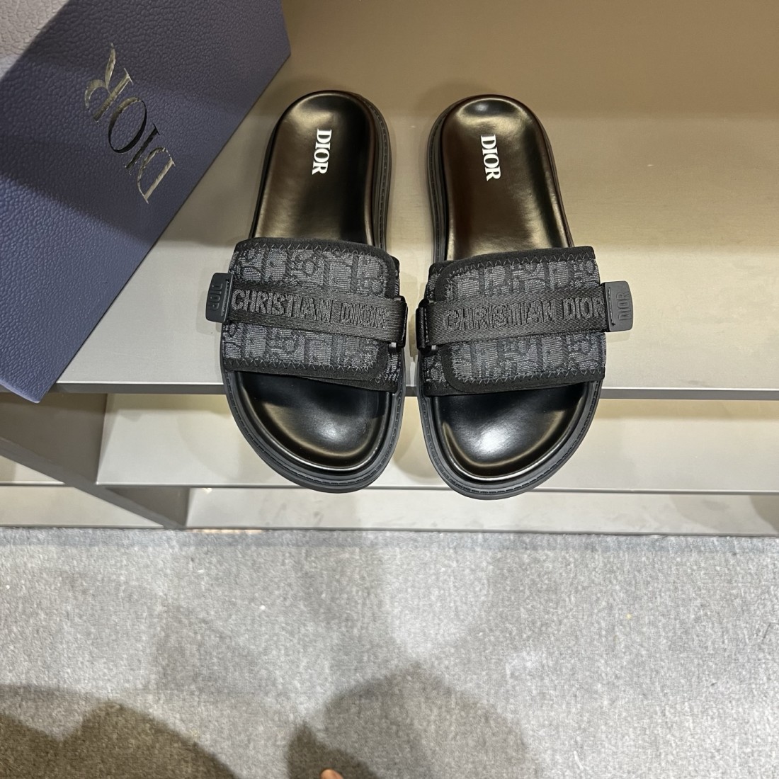 DIOR 魅力的な ディオール コピー サンダル モダンで快適な履き心地