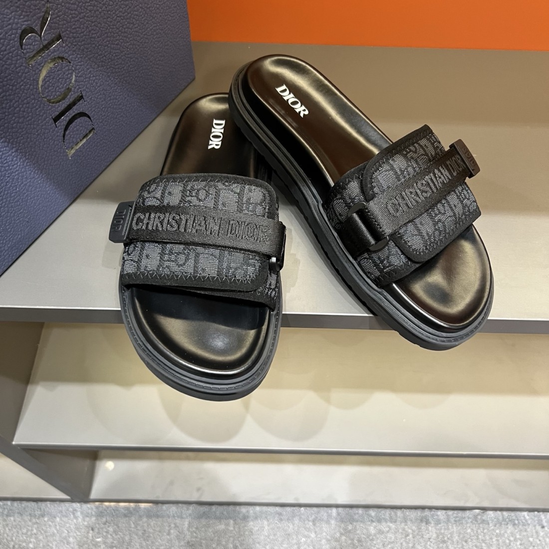 DIOR 魅力的な ディオール コピー サンダル モダンで快適な履き心地