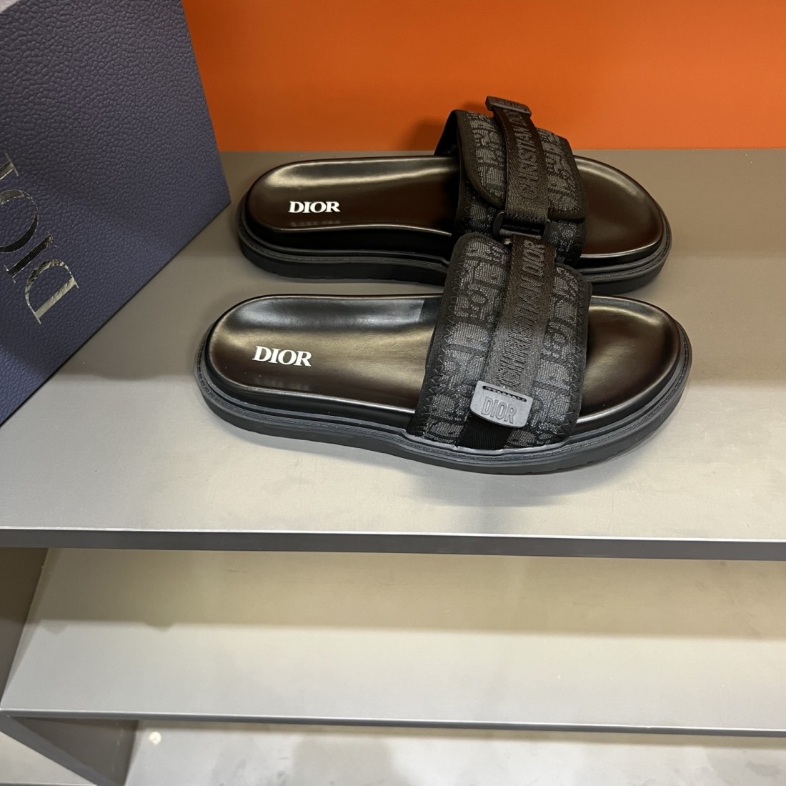 DIOR 魅力的な ディオール コピー サンダル モダンで快適な履き心地