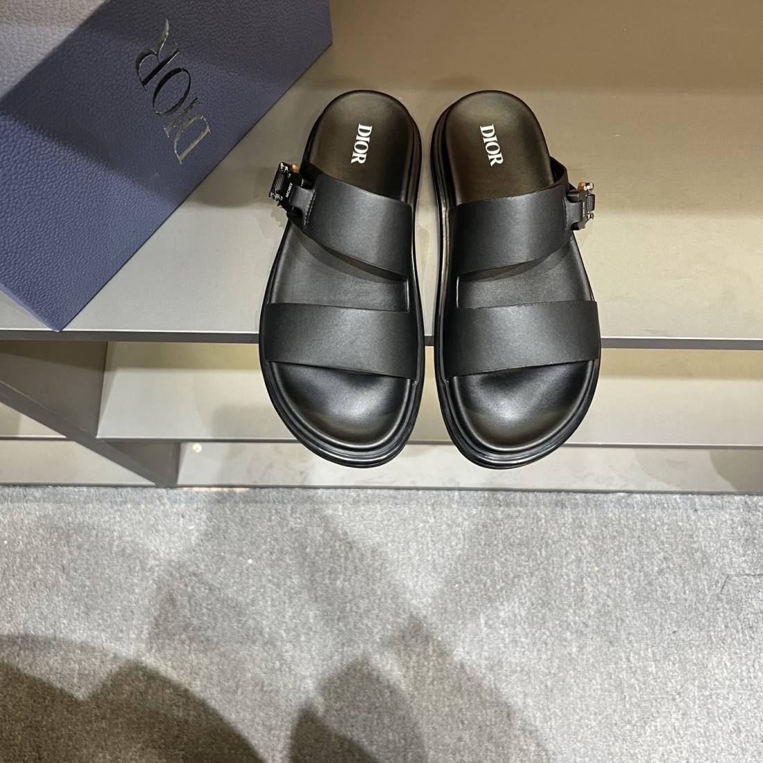 柔らかく優雅な印象 ディオール コピー サンダル DIOR 話題性抜群の一足