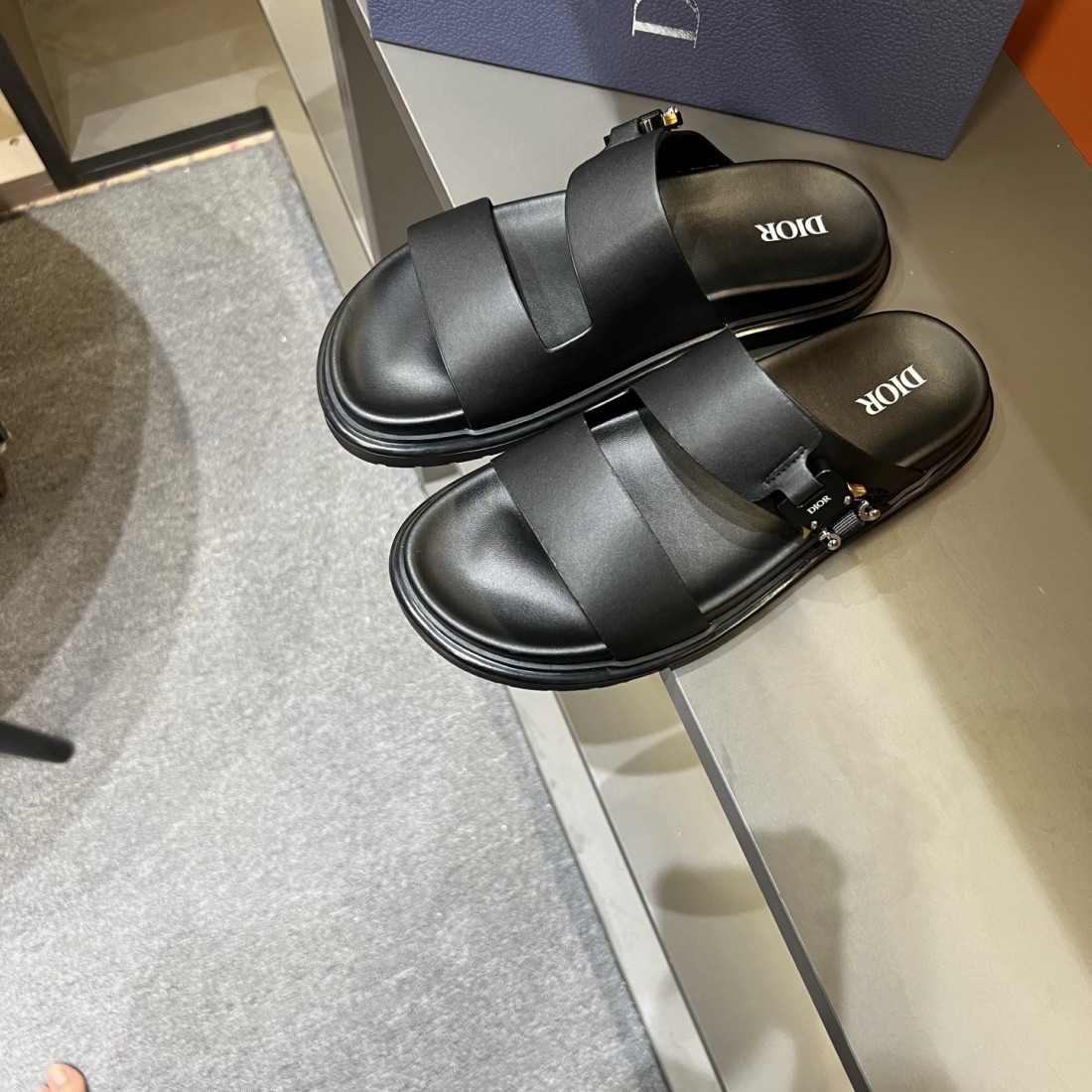 柔らかく優雅な印象 ディオール コピー サンダル DIOR 話題性抜群の一足