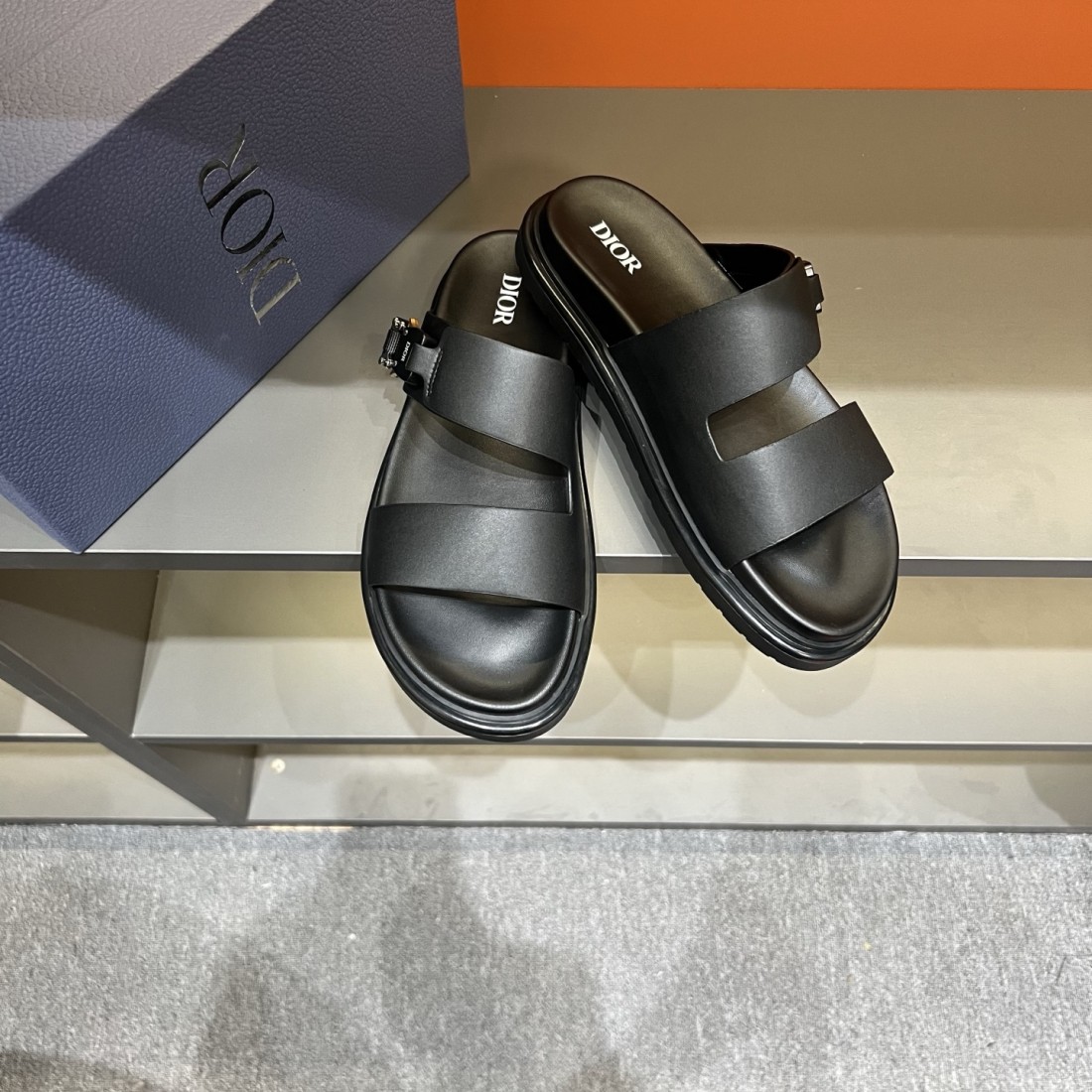 柔らかく優雅な印象 ディオール コピー サンダル DIOR 話題性抜群の一足