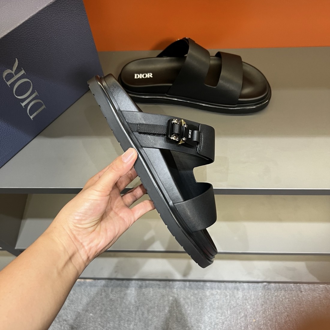 柔らかく優雅な印象 ディオール コピー サンダル DIOR 話題性抜群の一足