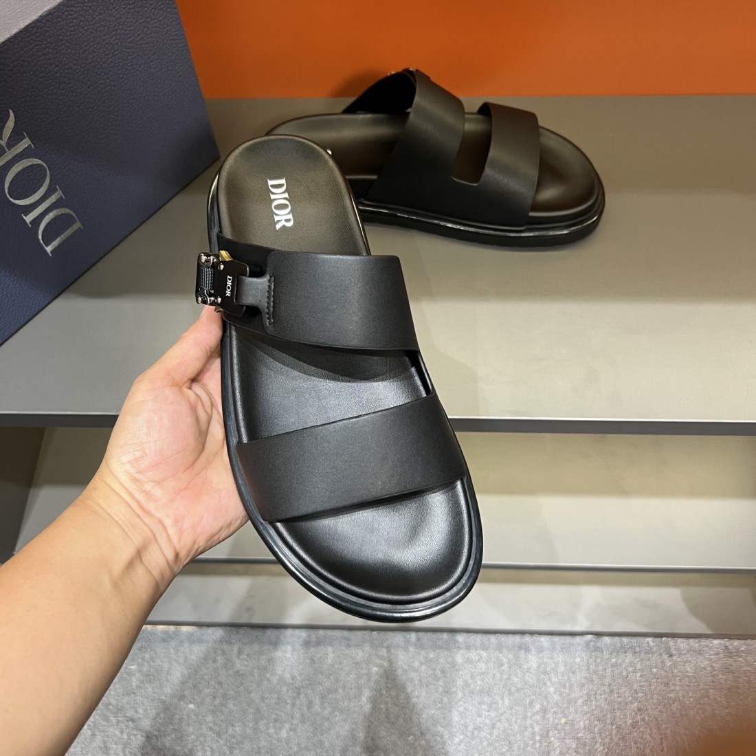 柔らかく優雅な印象 ディオール コピー サンダル DIOR 話題性抜群の一足