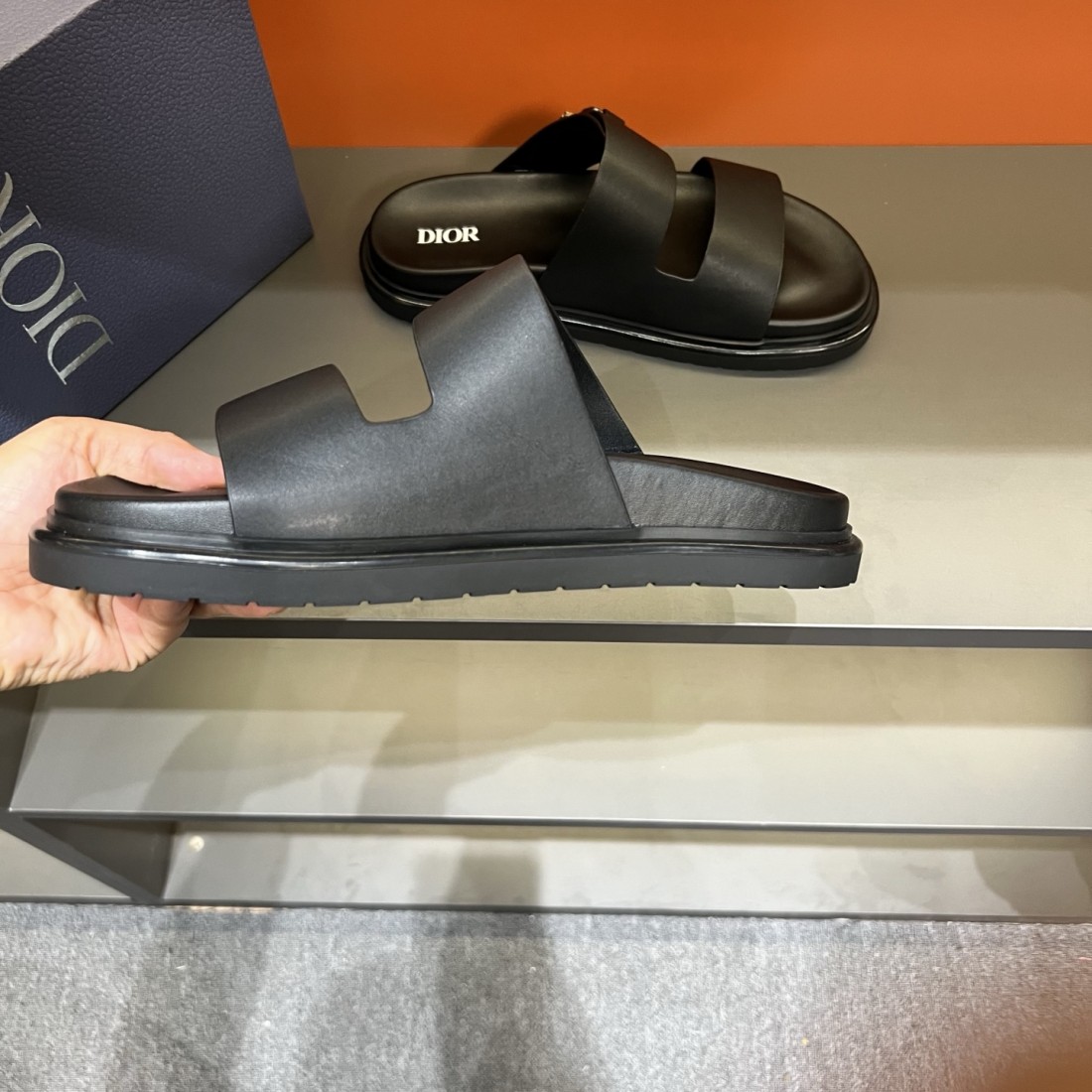 柔らかく優雅な印象 ディオール コピー サンダル DIOR 話題性抜群の一足
