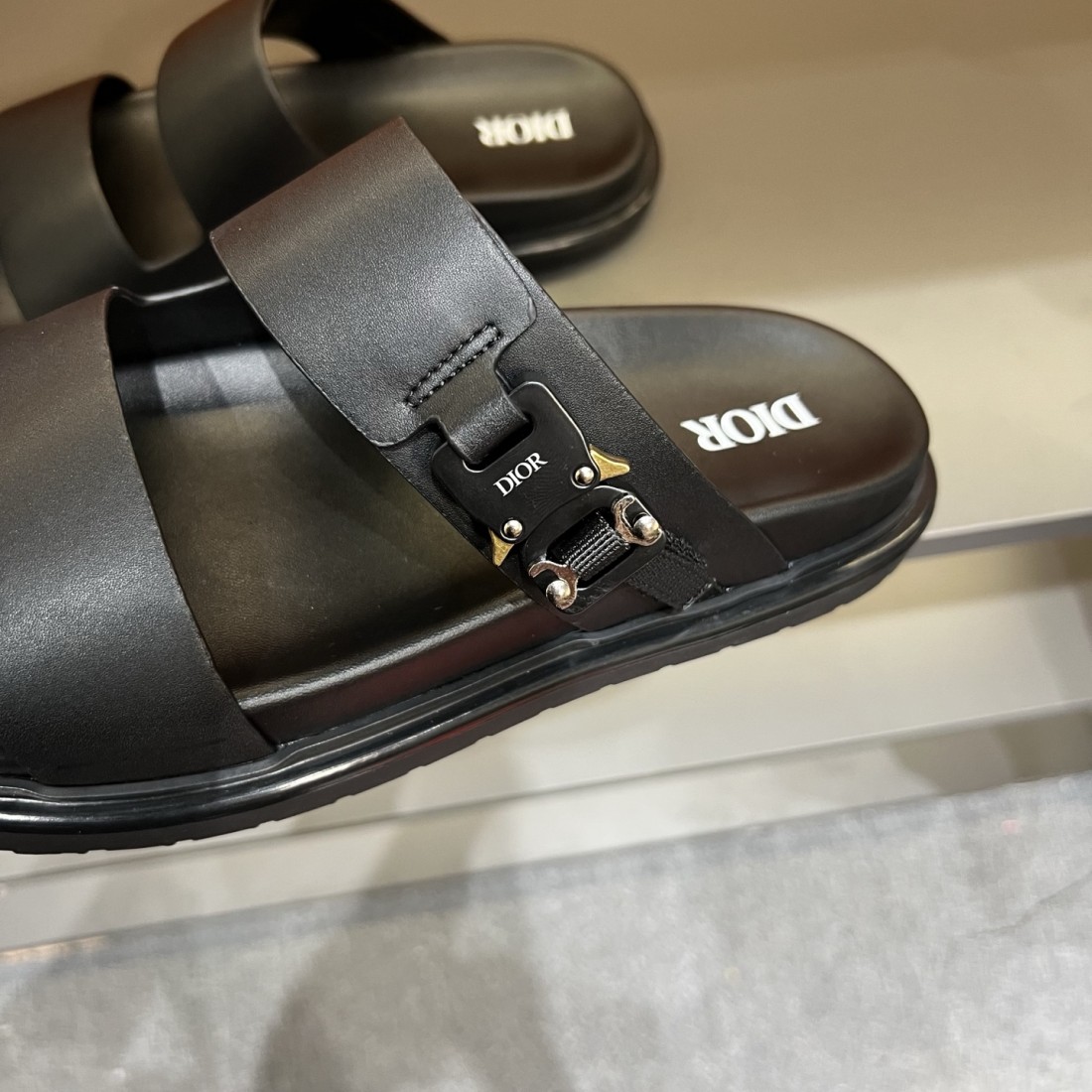柔らかく優雅な印象 ディオール コピー サンダル DIOR 話題性抜群の一足