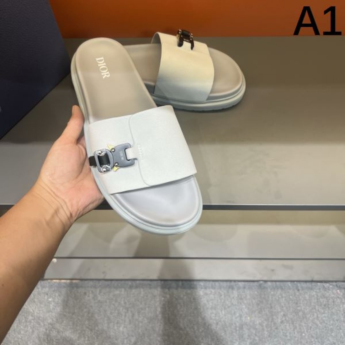 DIOR 注目の ディオール コピー サンダル 落ち着いた高級感とシンプルな美しさ