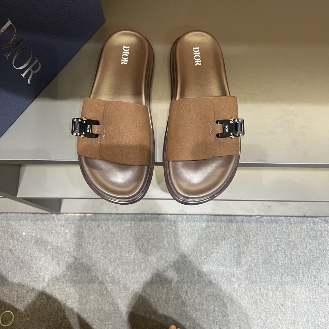 DIOR 注目の ディオール コピー サンダル 落ち着いた高級感とシンプルな美しさ