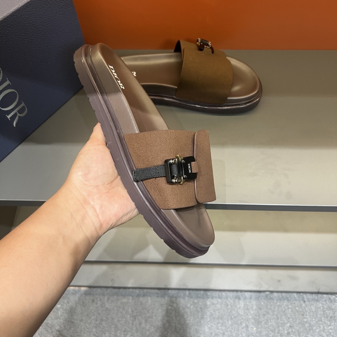DIOR 注目の ディオール コピー サンダル 落ち着いた高級感とシンプルな美しさ