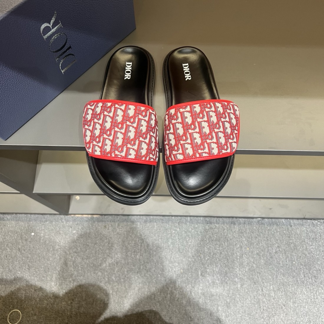 都会的で洗練された ディオール コピー サンダル DIOR 軽快なスタイルで人気
