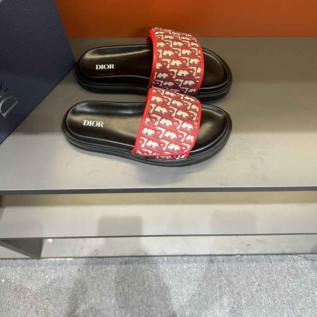 都会的で洗練された ディオール コピー サンダル DIOR 軽快なスタイルで人気