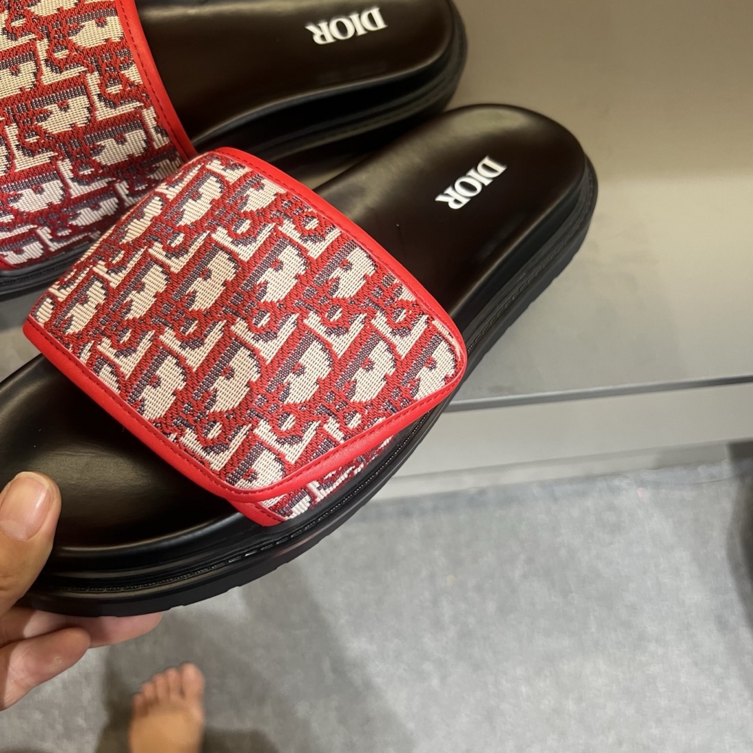 都会的で洗練された ディオール コピー サンダル DIOR 軽快なスタイルで人気