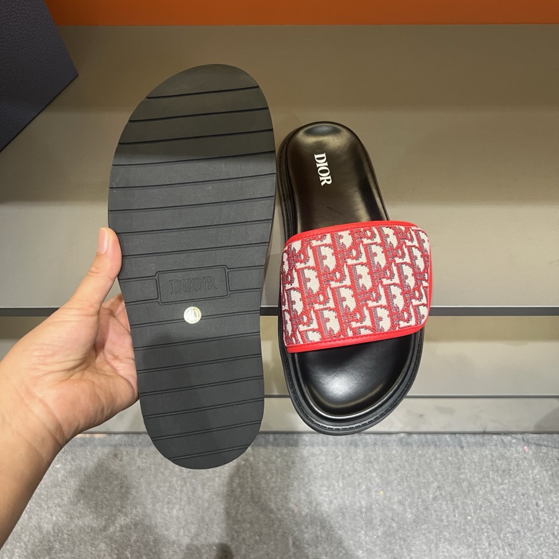 都会的で洗練された ディオール コピー サンダル DIOR 軽快なスタイルで人気