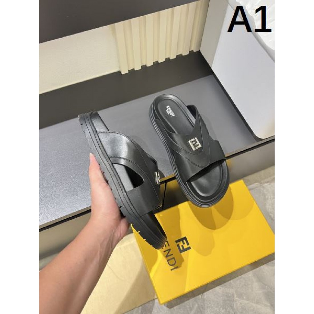 魅力的でスタイリッシュな FENDI フェンディ コピー サンダル 注目