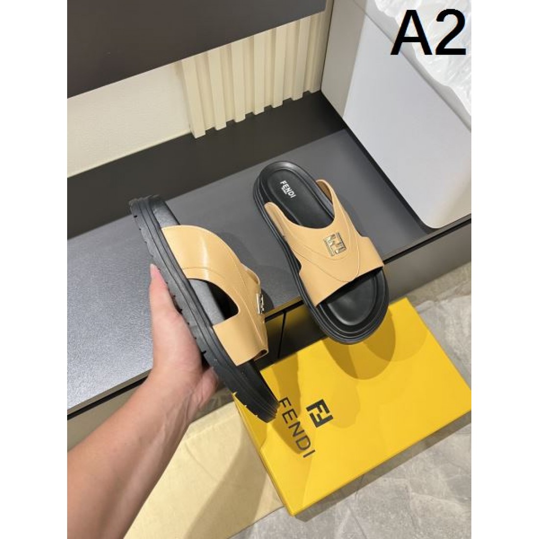 魅力的でスタイリッシュな FENDI フェンディ コピー サンダル 注目