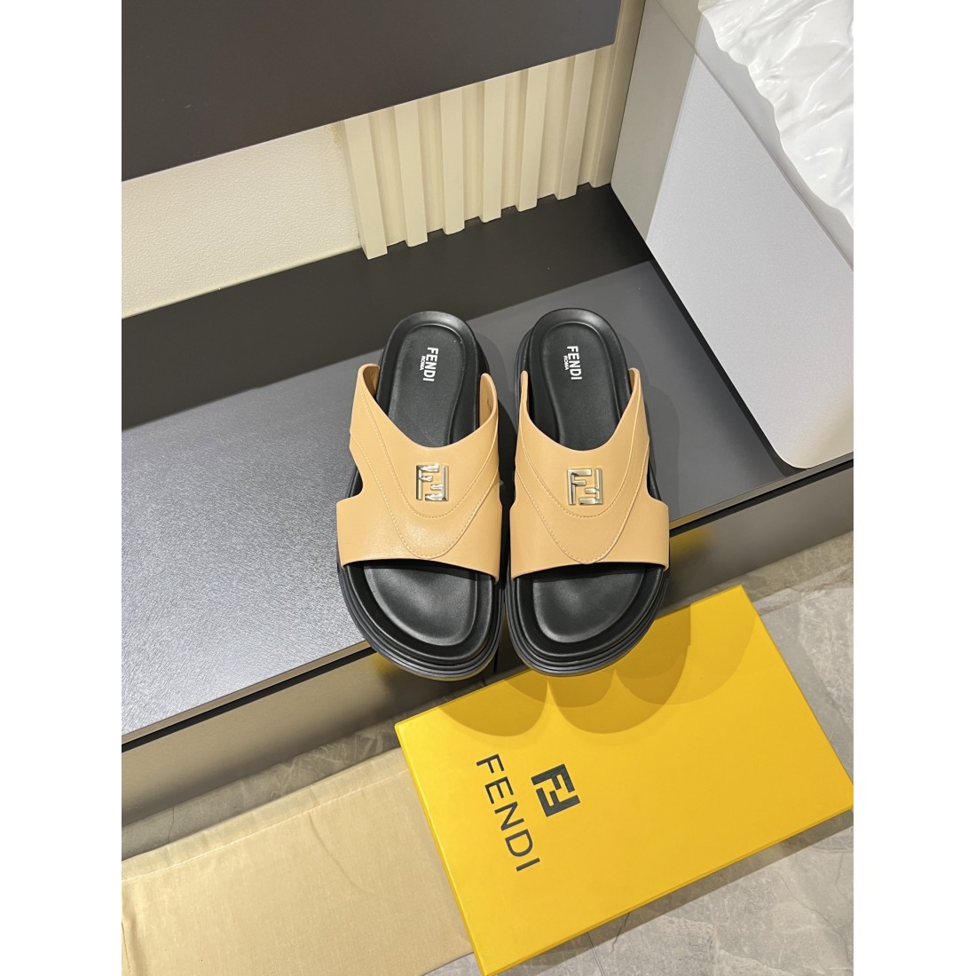 魅力的でスタイリッシュな FENDI フェンディ コピー サンダル 注目