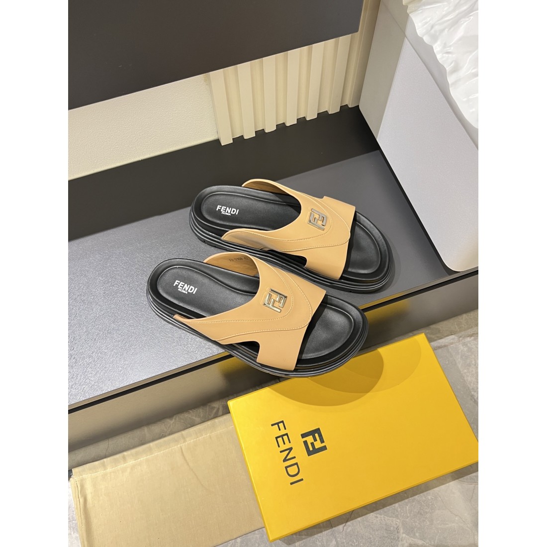 魅力的でスタイリッシュな FENDI フェンディ コピー サンダル 注目