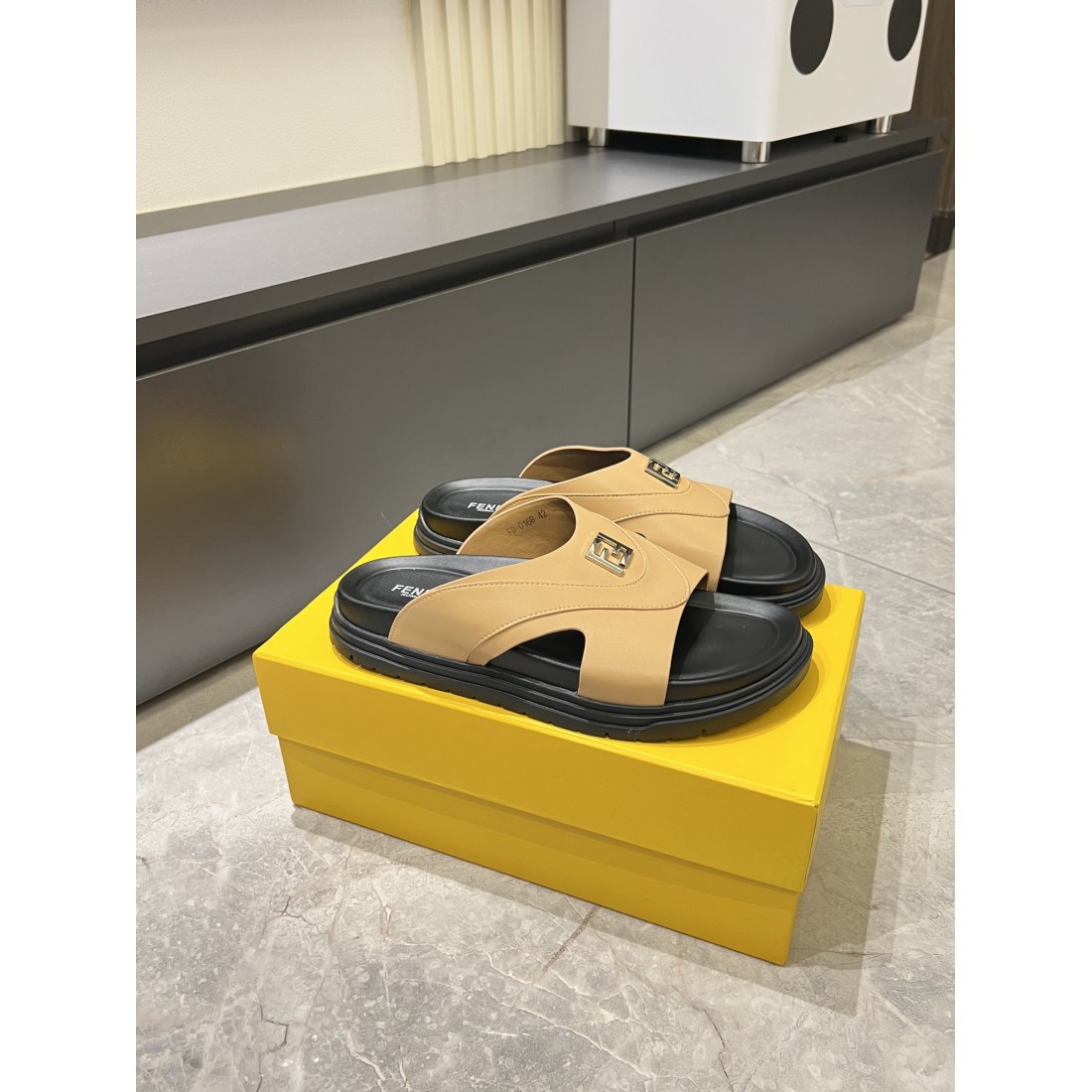 魅力的でスタイリッシュな FENDI フェンディ コピー サンダル 注目