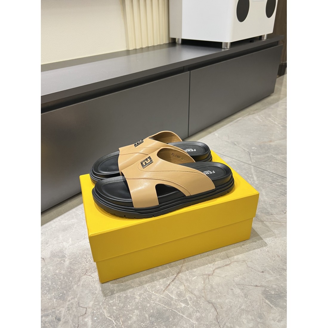 魅力的でスタイリッシュな FENDI フェンディ コピー サンダル 注目