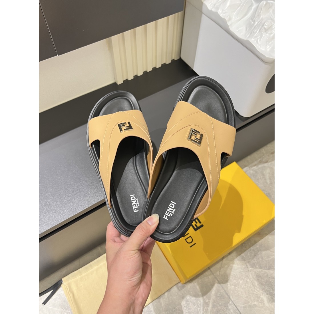 魅力的でスタイリッシュな FENDI フェンディ コピー サンダル 注目