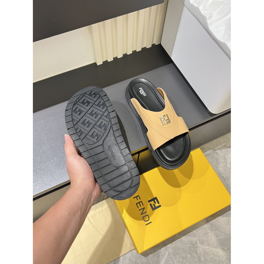 魅力的でスタイリッシュな FENDI フェンディ コピー サンダル 注目