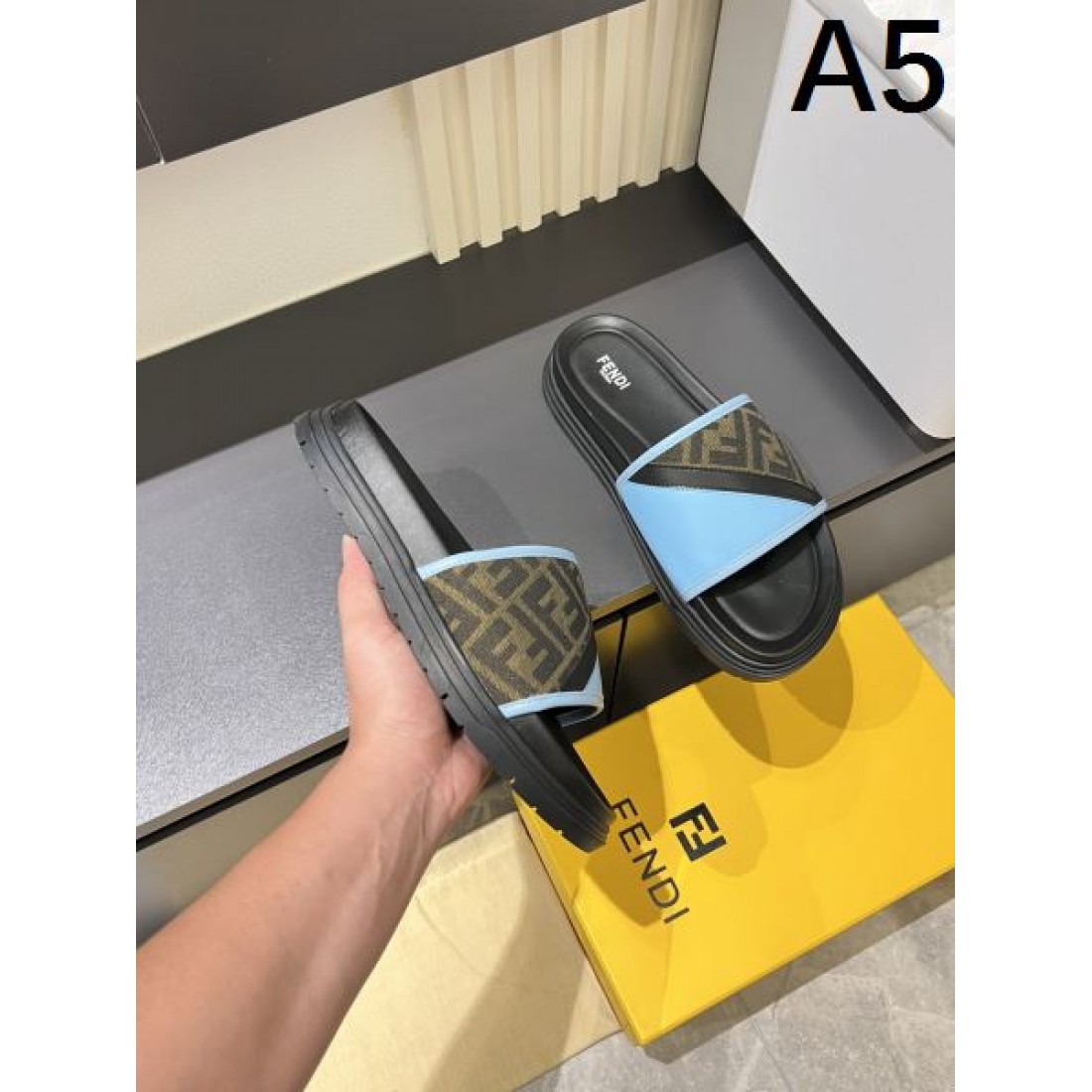フェンディ コピー サンダル FENDI 洗練された雰囲気と軽快さが魅力